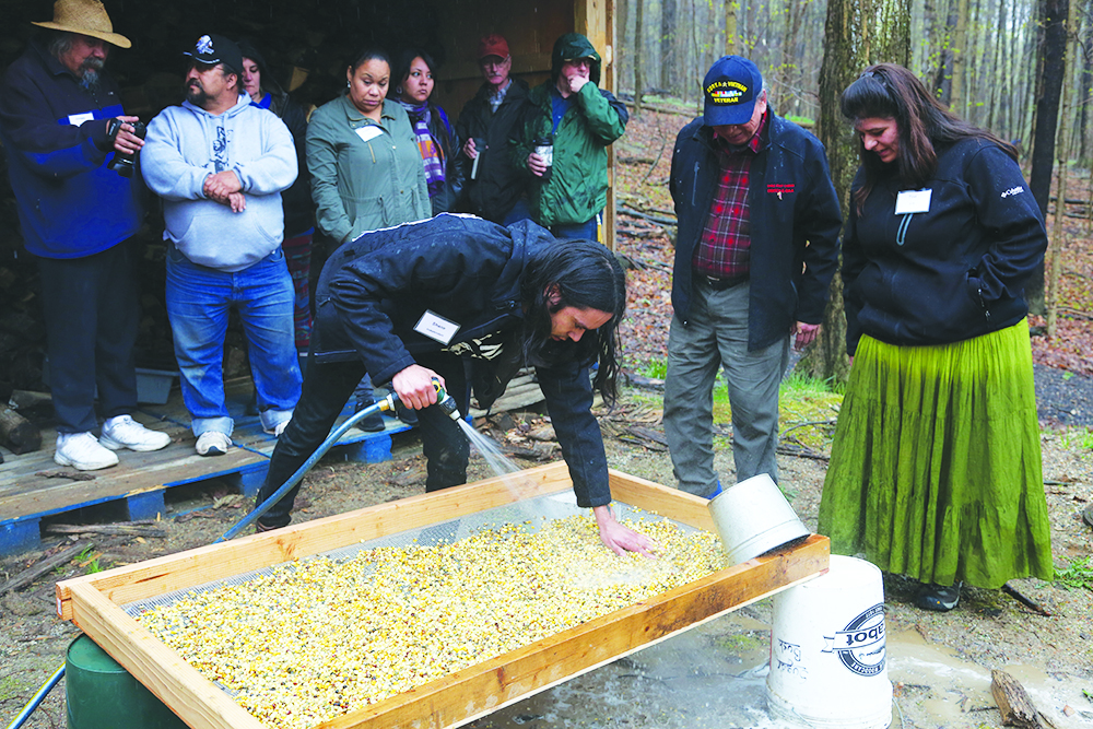 Jijak#4_Participants_WashingCorn
